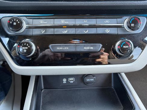 Used 2019 Kia Sedona LX image 25