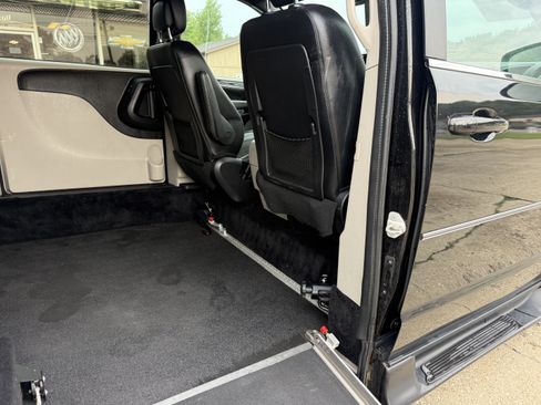 Used 2019 Dodge Grand Caravan SXT FWD image 32