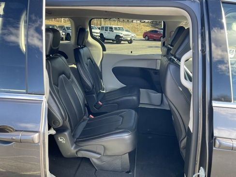 Used 2023 Chrysler Pacifica Touring-L image 30