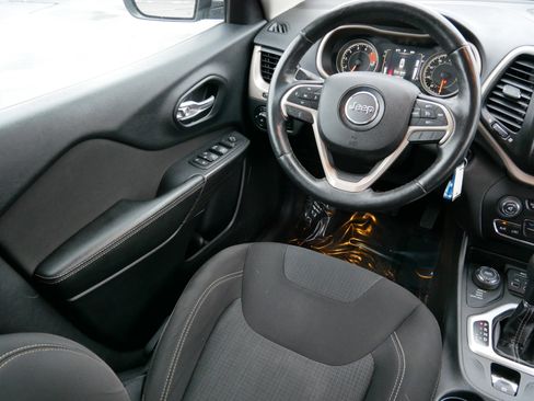 Used 2016 Jeep Cherokee Latitude w/ Cold Weather Group image 9