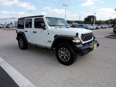 Used 2025 Jeep Wrangler Unlimited Sport AWD/4WD image 3