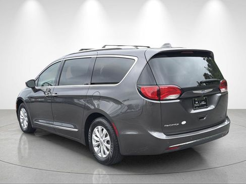 Used 2018 Chrysler Pacifica Touring-L Plus FWD image 3