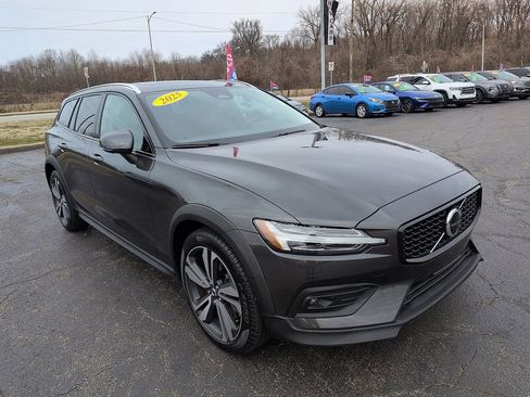Used 2025 Volvo V60 B5 Cross Country Plus image 1