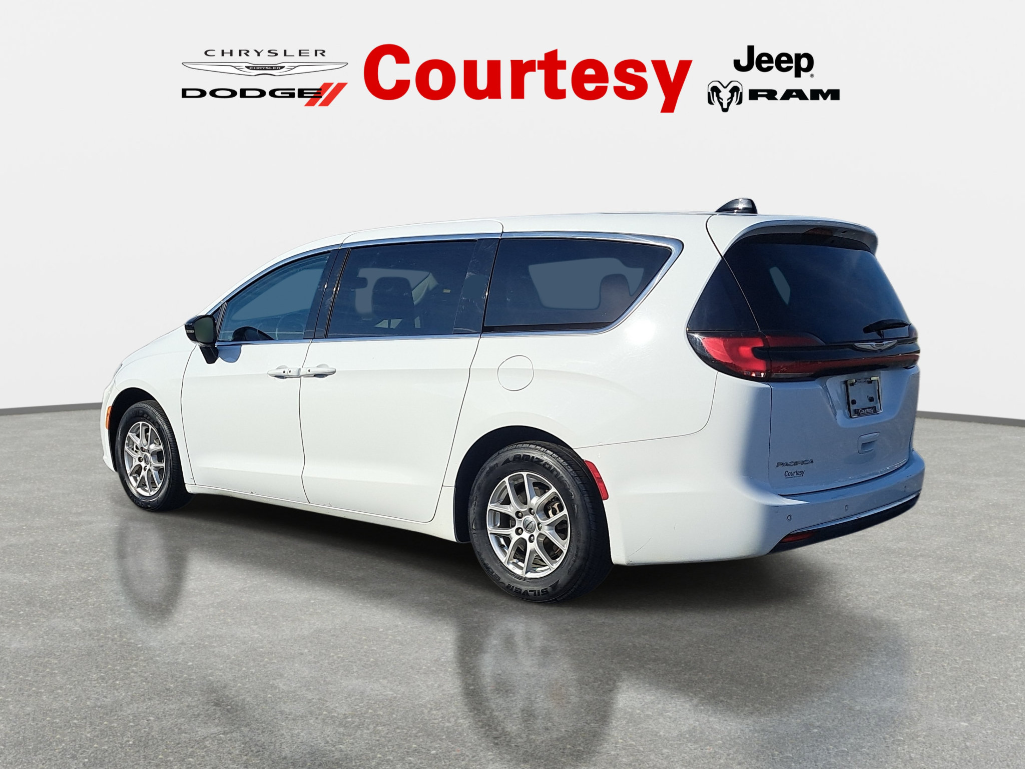 Certified 2024 Chrysler Pacifica Touring-L FWD image 6
