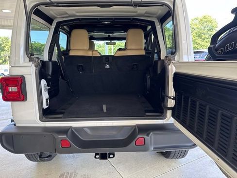 Used 2018 Jeep Wrangler Unlimited Sahara w/ Cold Weather Group AWD/4WD image 30
