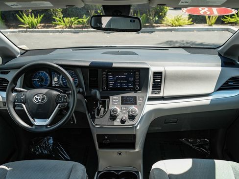 Used 2018 Toyota Sienna LE FWD image 12