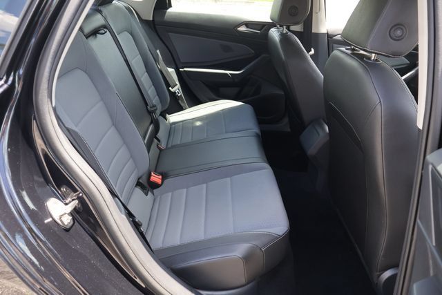 Certified 2025 Volkswagen Jetta SE FWD image 18