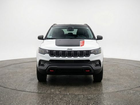 Used 2025 Jeep Compass Trailhawk AWD/4WD image 2