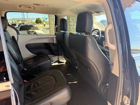 Used 2019 Chrysler Pacifica Touring-L image 36