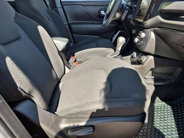 Used 2023 Jeep Renegade Latitude AWD/4WD image 20