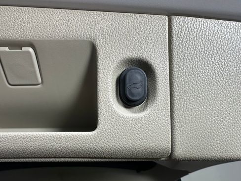 Used 2019 Cadillac Escalade Premium Luxury image 8