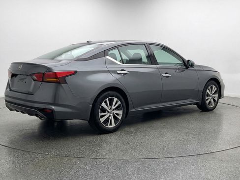 Used 2025 Nissan Altima 2.5 SV image 9