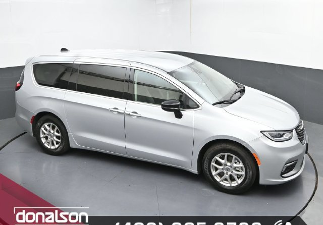 Used 2024 Chrysler Pacifica Touring-L FWD image 18