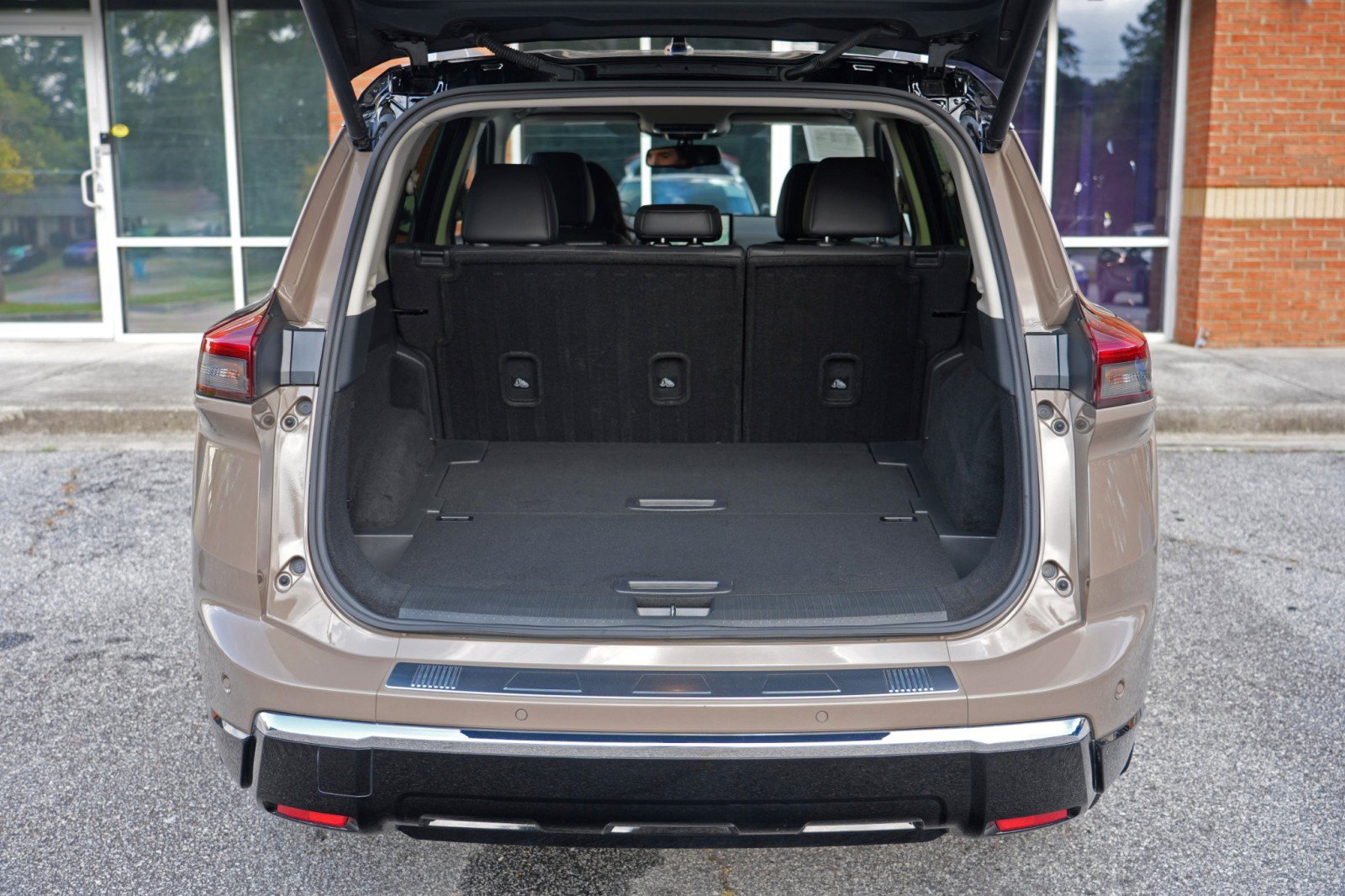 Used 2024 Nissan Rogue Platinum w/ Platinum Premium Package FWD image 9