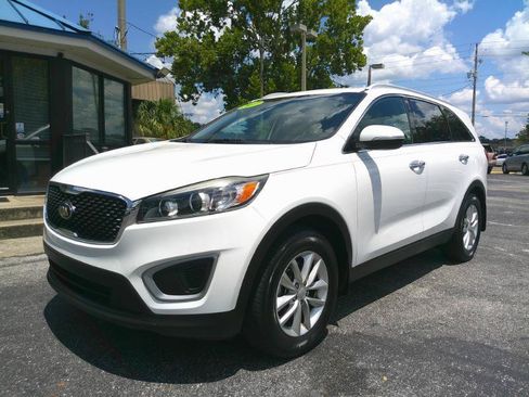 Used 2017 Kia Sorento FWD w/ LX Convenience Package image 2
