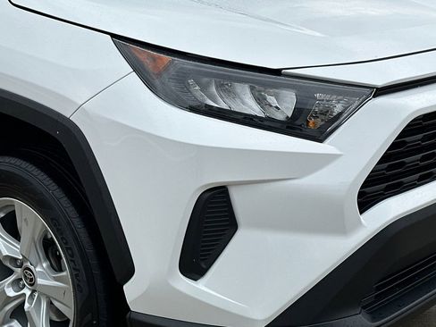 Used 2021 Toyota RAV4 LE image 9