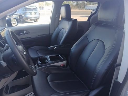 Used 2024 Chrysler Pacifica Touring-L image 16