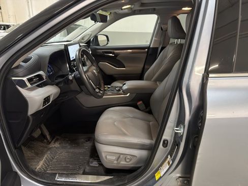 Used 2024 Toyota Highlander Platinum AWD/4WD image 6