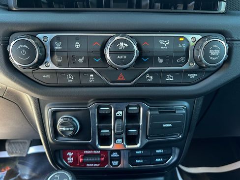 Used 2026 Jeep Wrangler Unlimited Rubicon AWD/4WD image 19
