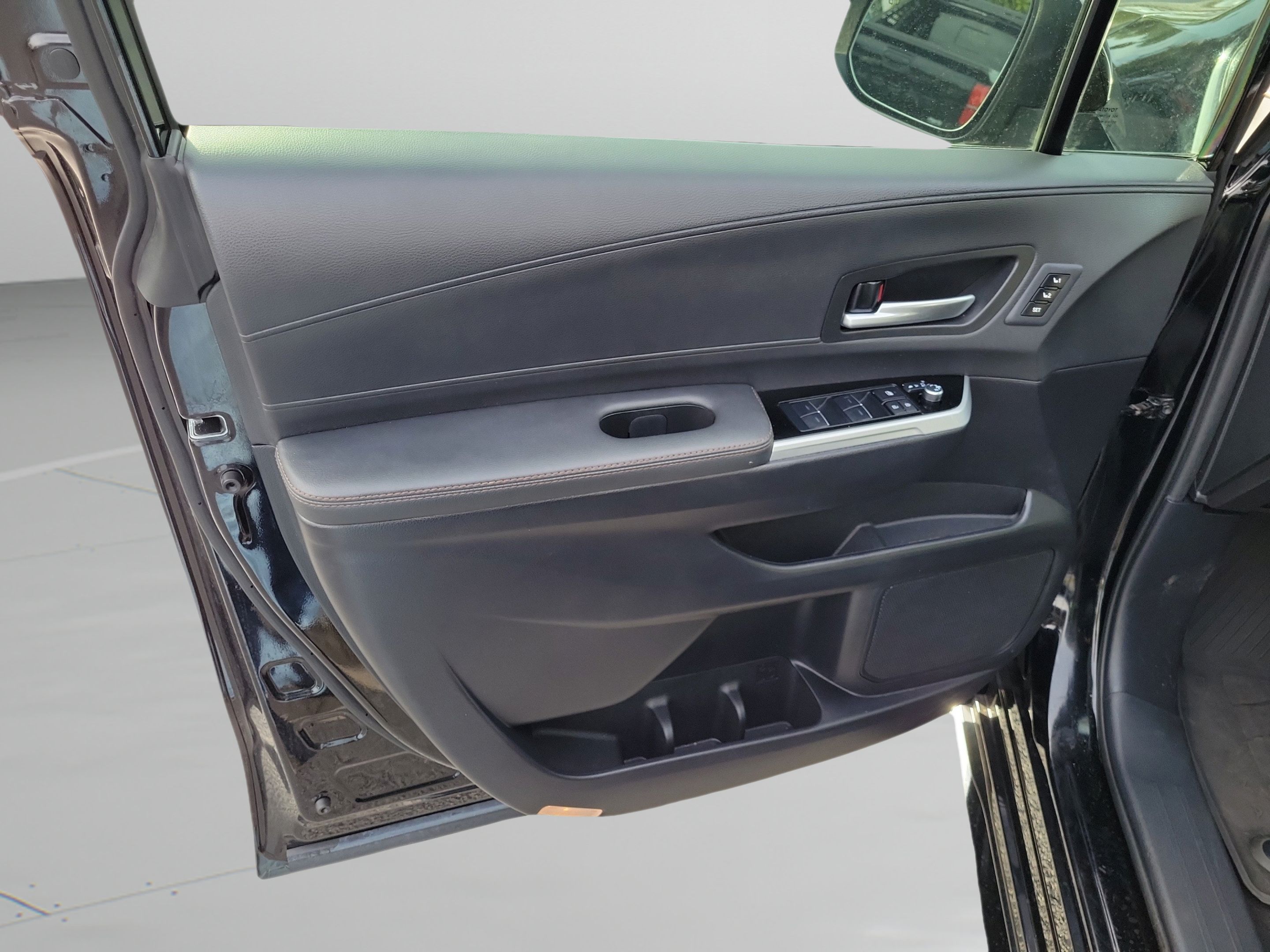 Certified 2026 Toyota Sienna Limited FWD image 40