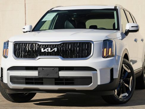 Used 2025 Kia Telluride EX w/ EX Captain's Chair Package AWD/4WD image 4