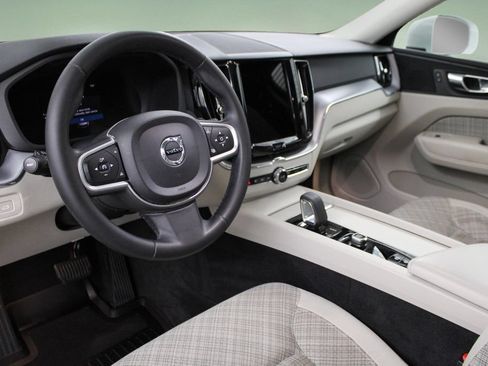 Used 2022 Volvo XC60 B5 Momentum w/ Advanced Package FWD image 2