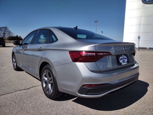 Used 2024 Volkswagen Jetta SE image 3