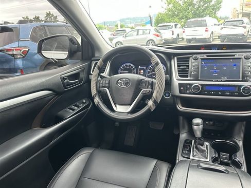 Used 2019 Toyota Highlander XLE AWD/4WD image 5