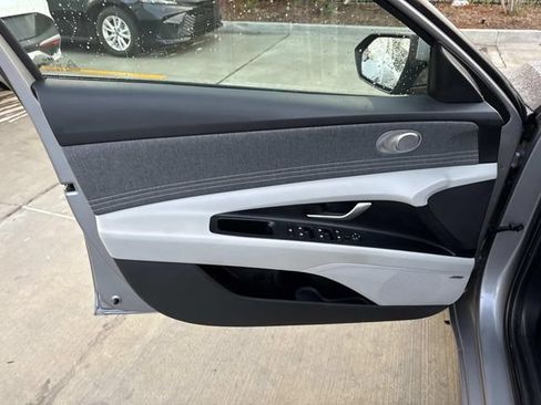 Used 2025 Hyundai Elantra Limited FWD image 23