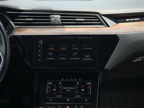 Used 2019 Audi e-tron Prestige w/ Prestige Package AWD/4WD image 59