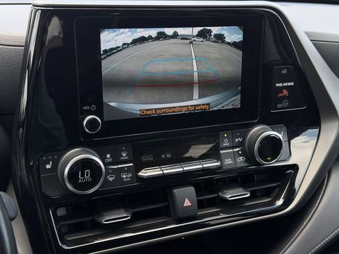 Used 2023 Toyota Highlander XLE FWD image 18