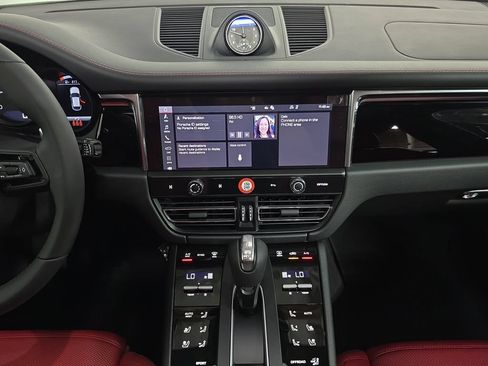 Certified 2025 Porsche Macan AWD/4WD image 16