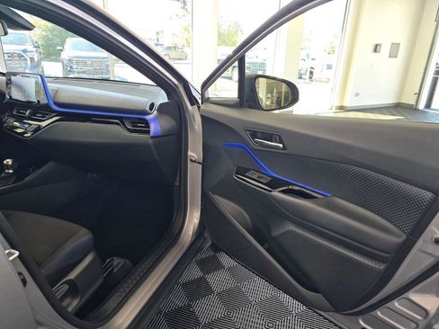 Used 2020 Toyota C-HR XLE FWD image 40