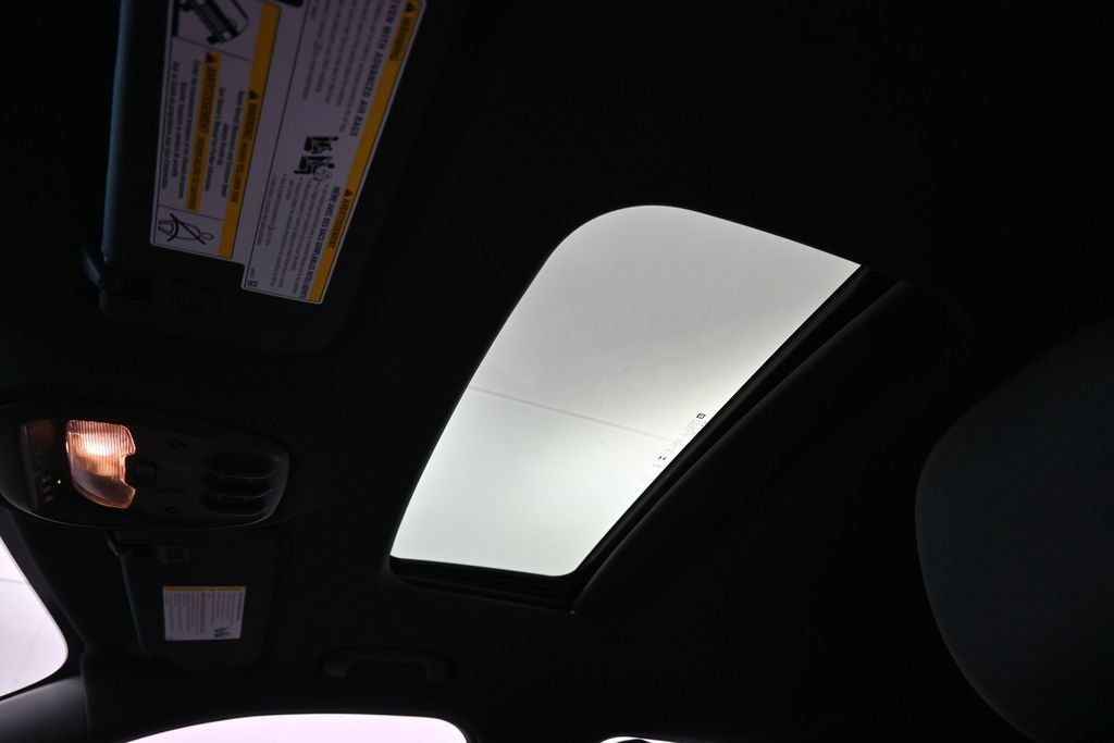 Used 2025 Chevrolet Trax RS w/ Sunroof Package FWD image 12