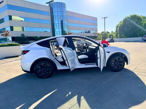 Used 2024 Tesla Model Y 2WD image 42
