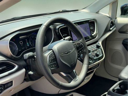 Used 2024 Chrysler Pacifica Touring-L FWD image 17