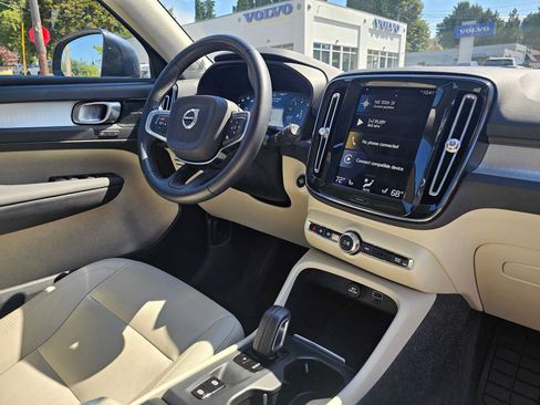 Used 2021 Volvo XC40 T5 Momentum w/ Premium Package AWD/4WD image 12