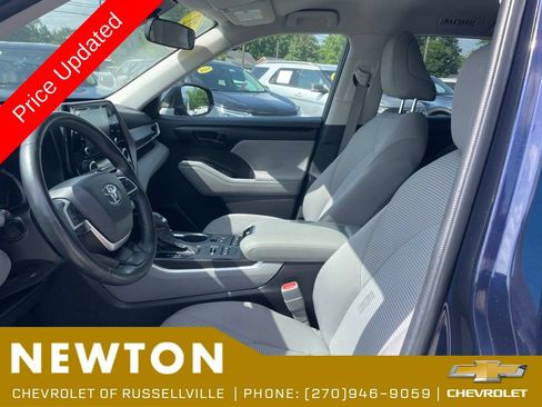 Used 2022 Toyota Highlander LE AWD/4WD image 4