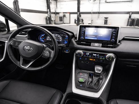 Used 2022 Toyota RAV4 XLE AWD/4WD image 13