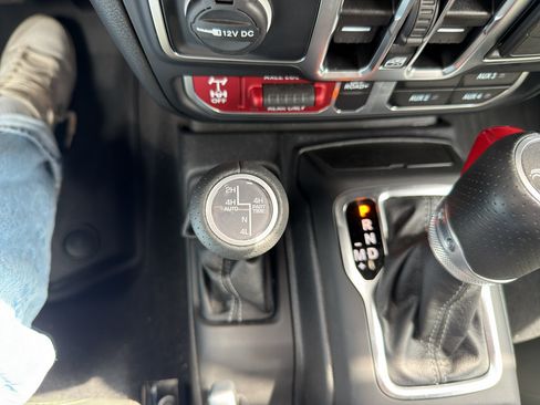 Used 2025 Jeep Gladiator Mojave AWD/4WD image 23