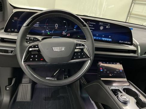 New 2026 Cadillac Vistiq Luxury w/ LPO, Floor Liner Package AWD/4WD image 23