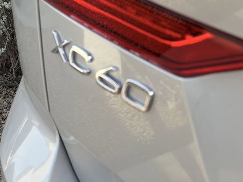 Used 2023 Volvo XC60 B5 Ultimate w/ Climate Package FWD image 7