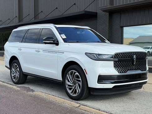 Used 2025 Lincoln Navigator Reserve AWD/4WD image 3