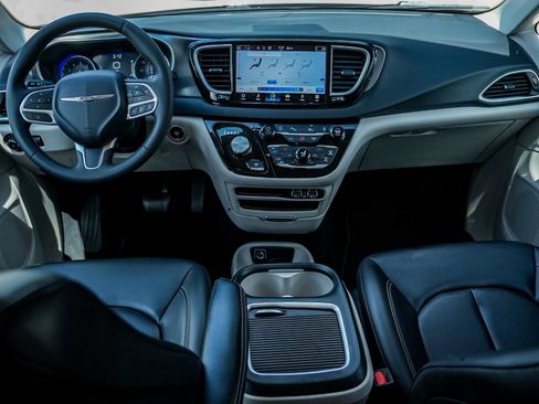 Used 2023 Chrysler Pacifica Touring-L FWD image 22