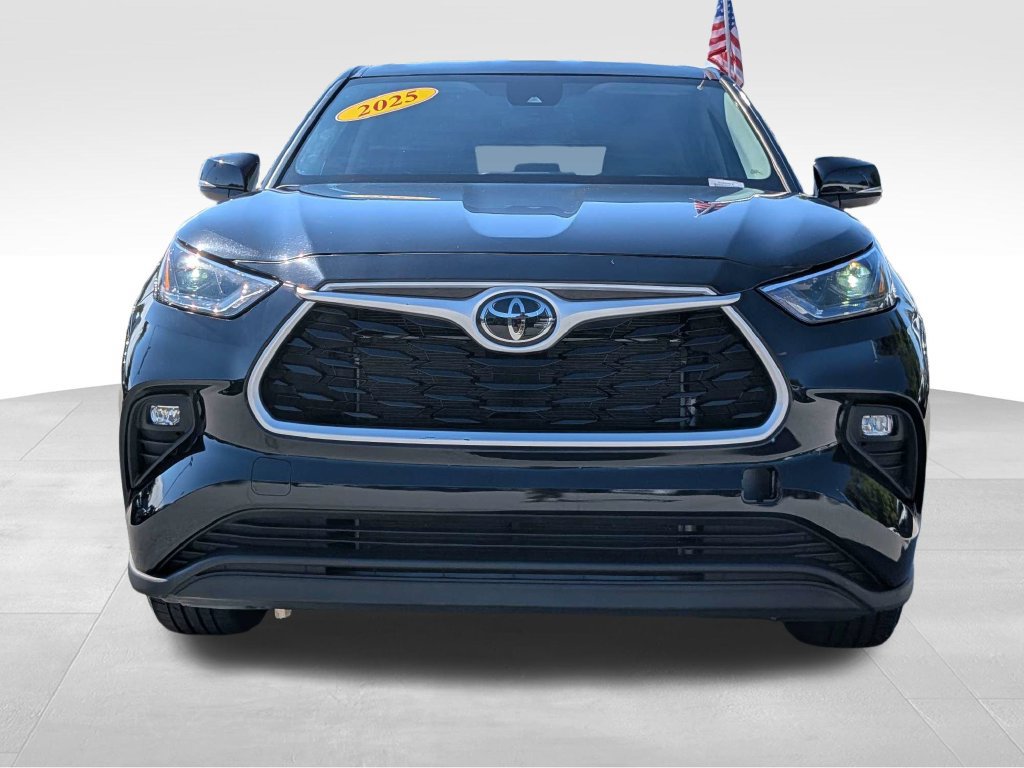 Used 2025 Toyota Highlander LE FWD image 38