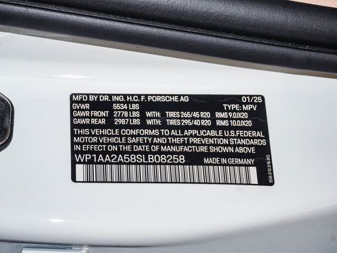 Certified 2025 Porsche Macan AWD/4WD image 29