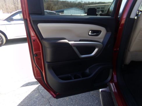 Used 2019 Nissan Titan SL image 46