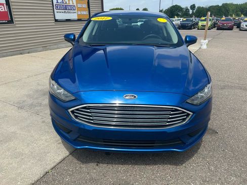 Used 2017 Ford Fusion SE w/ Fusion SE Technology Package FWD image 2