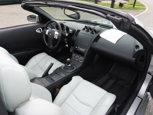 Used 2004 Nissan 350Z Enthusiast RWD image 28