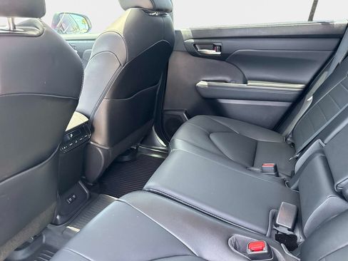 Used 2021 Toyota Highlander XLE FWD image 14